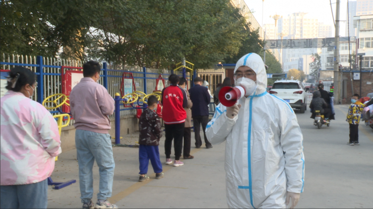 志愿者助力全员核酸检测 众志成城共战疫情