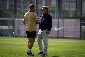 TA：巴萨引援结束，俱乐部专注完成马丁&什琴斯尼&巴德吉的注册