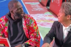 梦幻融入😂！追梦在东北吹唢呐转手绢 联动宋小宝惊出表情包