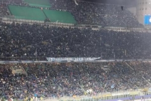 国米2-1萨索洛的比赛吸引68852名观众现场观赛，客队看台共233人