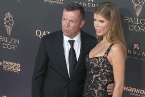 年龄差38岁！64岁马特乌斯携26岁女友出席金球奖典礼