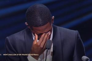 喜极而泣！登贝莱当选2025年金球奖，发表获奖感言时激动落泪