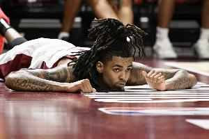 上赛季G联盟场均18.6分5.9板！Spears：76人签下了埃莫尼-贝茨