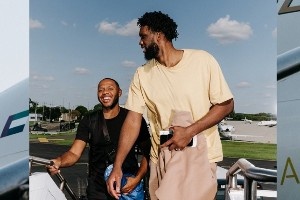 出发！76人晒球员登机照 启程阿布扎比备战季前赛