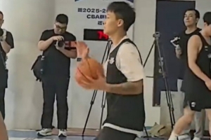 好好磨合！赵睿和北京男篮队友配合训练 越来越熟悉了