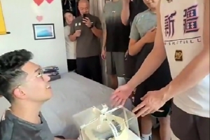 早日康复！祝吴冠希生日快乐！天天开心！