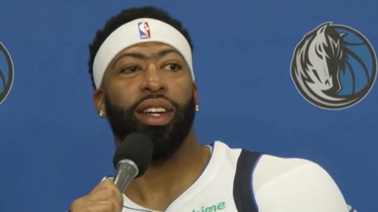 浓眉出席媒体日右边眼睛明显异常 医生告知剩余生涯都要戴眼镜