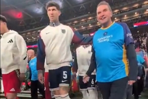 赞！英格兰vs威尔士由痴呆症患者陪同球员入场，下半场穿无名球衣