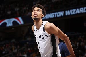 文班过去两场出战40分钟砍49分18板 命中率65.2% 罚球17中16