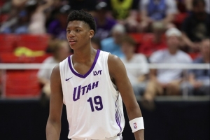 爵士官方：艾斯-贝利双膝酸痛 本场比赛将不会回归