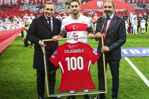 已是传奇！恰尔汗奥卢赛前获赠国家队百场纪念球衣