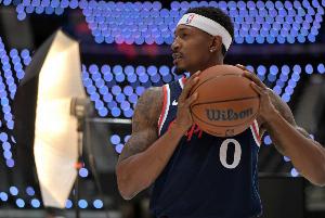 首秀亮眼！比尔9投6中拿到12分2板1断1帽 正负值为+5