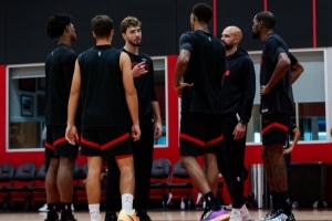 火箭晒训练照：“五高”阵容交流 杜兰特亚当斯击掌 姐夫喜笑颜开