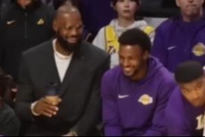 🤣在办公室摸鱼？詹姆斯和布朗尼在比赛现场聊天&有说又有笑