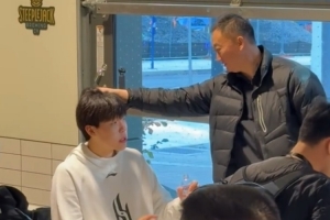 师徒重聚！刘维伟和杨瀚森见面上演摸头杀 明日现场观战小杨首秀