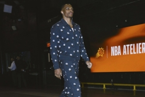 仍是最靓的仔！国王入场穿搭：威少深蓝套装+白色小花图案点缀