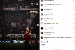 终结4连败！利物浦队长范戴克社媒晒向球迷谢场照：球场中的男人