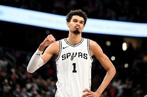 21中15爆砍40分15板！哈珀：文班赛后仍在更衣室进行了举重训练