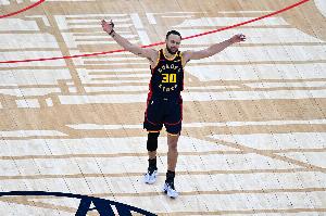 库里谈造三分犯规后鼓动观众：当时气氛有点沉闷 我们需要能量