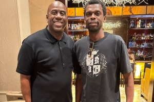 魔术师：在文班昨天大爆发前 我和他的父亲费利克斯共度时光