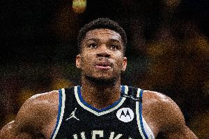 予取予求！字母哥半场6中5砍16分9板 罚球10中6