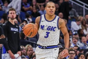 外线失准但冲筐坚决！贝恩半场7中3&三分5中1 拿到10分3篮板4助攻