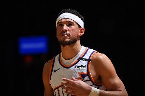 善战！布克成太阳队史第一个在开季前7场砍至少200分50助球员