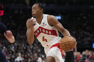 手感不稳定！巴恩斯半场12中4&三分5中2拿到10分 另有8板2助2帽