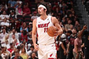 冲击力十足！哈克斯半场9中5&罚球9中6拿到16分 另有4板2助