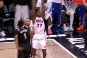 飞天遁地！埃奇库姆中路突破 腾空暴起双手将球砸进篮筐