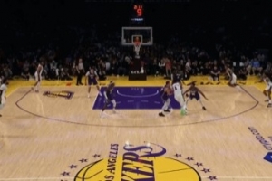 牵制力！文班亚马突破吸引包夹 人缝中妙传索汉轻松上篮！