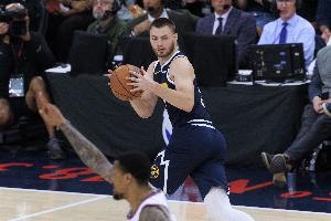 铁但积极！布劳恩14中5拿11分8板7助 贾马尔·穆雷15中4得14分8板